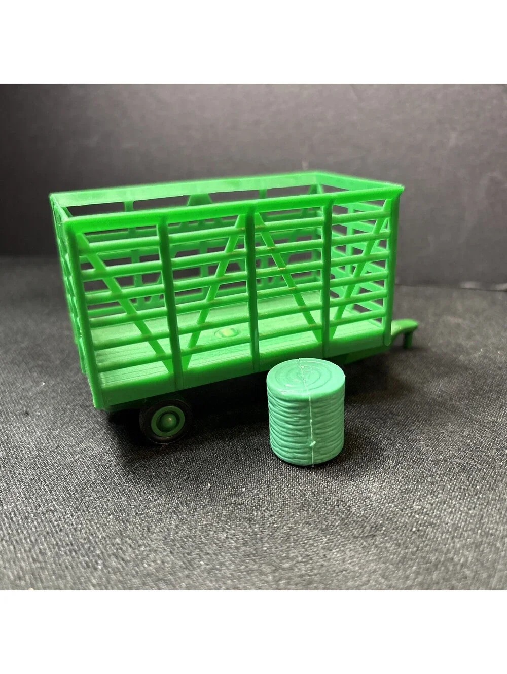 Maisto Tonka 4” Hay Wagon or Trailer with 1 Roll of Hay 2008 Hasbro Co. Green